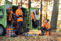 Husqvarna 970851820 550i XP 40V Battery Chainsaw Kit w/ 20" Bar, B330X Battery & C500X Charger - HUS 970851820