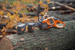 Husqvarna 970851918 550i XP 40V Battery Chainsaw Kit w/ 18" Bar, B330X Battery & C500X Charger - HUS 970851918